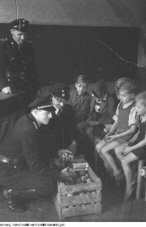 "Volkskontrolle". Verteilung beschlagnahmter Waren an Bedürftige und Schulkinder durch die Volkskontrolle, 1950