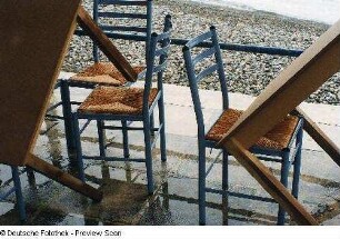 Regennasse Terrasse eines Restaurants am Meer