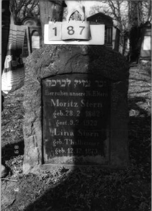 Grabstein 187 (Index: 100100174) Maße HxBxT: 80x62x15 cm Besonderheit: Doppelgrab für Eheleute: Grabstein 187