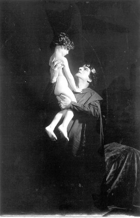 Lucifer. Drama von Eduard Stucken. Staatsschauspiel Dresden, Uraufführung 29.1.1925 : Bruno Decarli als Lucifer mit dem Kind Merlin