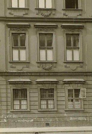 Dresden. Taschenbergpalais : Dresden. Taschenbergpalais. Fassade. Fensterordnung am Mittelbau, Seitenstück