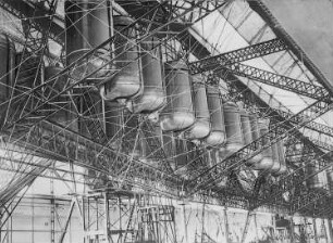 LZ 126 ("Amerikaluftschiff"), Benzinbehälter-Batterie : Technikgeschichte | Maschinenbau | Verkehrswesen | Luftfahrzeuge | Das Amerika Luftschiff LZ 126 (ZR III)
