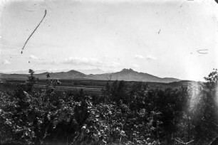 Bergkette : Blick über ein Ebene auf eine Bergkette
