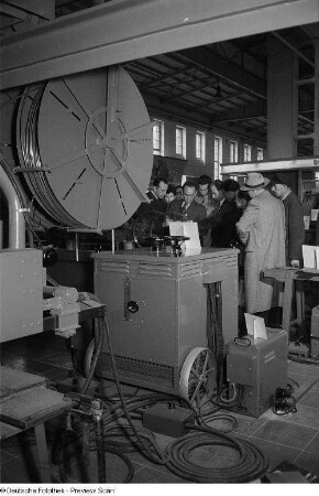 Besucher betrachten Exponate der Leipziger Herbstmesse 1954