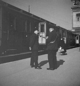 Anhalter Bahnhof. Zugpersonal auf und Personenzug an einem Bahnsteig : Berlin. Anhalter Bahnhof. Zugpersonal auf und Personenzug an einem Bahnsteig