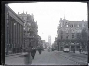 Blick vom Königsbau in die Königstraße Richtung HBF; im Hintergrund, vor dem Bahnhofsturm, das Königstor (1922 abgebrochen)