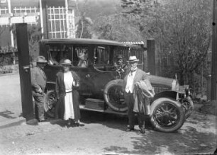 Personenkraftwagen vom Typ Ford (?). Ansicht der rechten Seite mit Bruno Knochenhauer und zwei weiteren Familienangehörigen. Wernigerode, Einfahrt zum Grundstück der Familie Knochenhauer