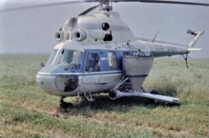 Hubschrauber Mi-2 mit Verteileinrichtung für Mineraldünger