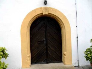 (Sankt Jakobus der Ältere)-Langhaus Traufseite Süd - Rundbogig gewändetes Portal mit Jahr 1700 und Rose im Schlußstein (Überarbeitung des im Kern frühgotischen Langhauses)