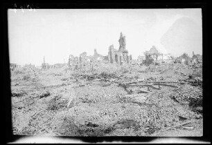 Warneton (Dep. Nord, Frankreich): "Trichterfeld südlich Warneton", im Hintergrund hohe Mauerreste einer Gebäuderuine (Distanzaufnahme)
