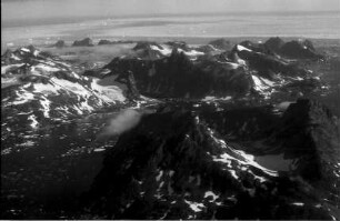 Kap Dan: Luftbilder, Küstenfjorde mit Blick über die Berge