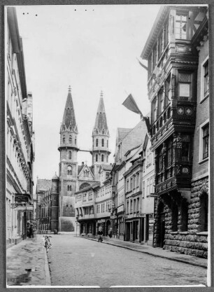 Meiningen, Schlundgasse mit Schlundhaus (rechts) (1906; E. Fritze), Blick nach Südosten zur Stadtkirche