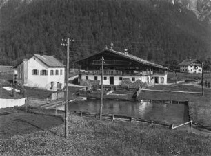 Gehöft am Weiher : Blick auf ein Gehöft an einem Weiher in Pertisau