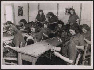 Frauen beim Nähen von Kleidung