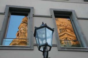 Dresden-Altstadt. Frauenkirche, in Fenstern der Neumarktbebauung gespiegelt