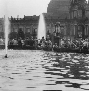 Dresden-Altstadt. Zwinger (1709-1728; M. D. Pöppelmann, B. Permoser). Zwingerhof. Langgalerie mit Kronentor und Brunnen