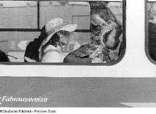 Kostümierte Kinder an einem Straßenbahnfenster