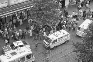 Einsatz von DRK-Rettungswagen in der Kaiserstraße anlässlich der Versorgung eines Betrunkenen
