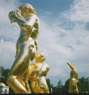 Vergoldete Skulpturen der Großen Kaskade im Schloss Peterhof