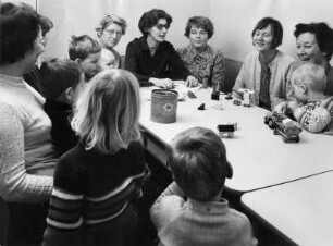 Mütter diskutieren darüber, welches Spielzeug gut und für die Kindeserzeihung wertvoll ist