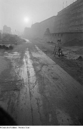 Baustelle in der Windmühlenstraße im Gegenlicht