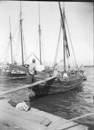 Schiffe im Hafen von Messina