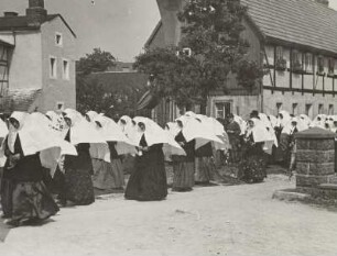 Fronleichnamsprozession : Crostwitz, Fronleichnamsprozession, Frauen in Festtracht