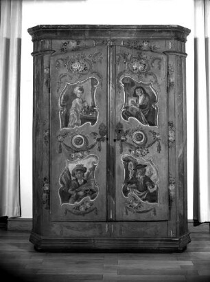 Schrank mit den Allegorien der vier Jahreszeiten