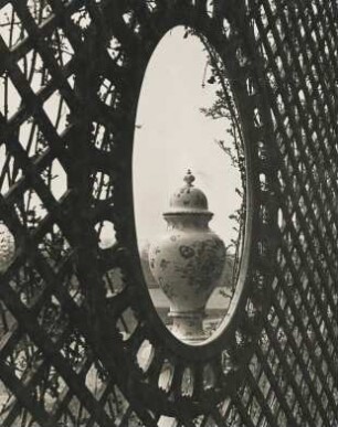 Potsdam. Vase vor den Kolonnaden im Schlosspark Sanssouci