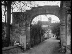 Bödigheim Schloss Ansicht von Westen (Einfahrt) mit Blick auf Pavillonbau, Bergfried und Palas