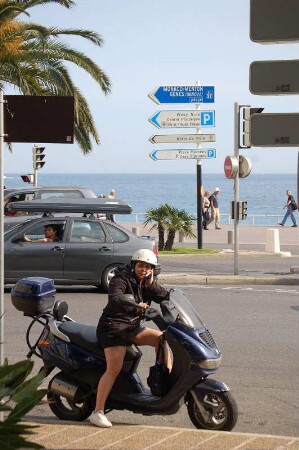 Verkehr, Frau mit Motorroller telefoniert, Promenade des Anglais