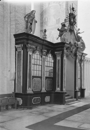Unbekannter Ort. Kirche. Innenansicht