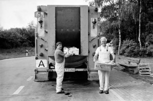 Bundesautobahn 1: Straßenwärter Heinz Ahlers und Helmut Holst von der Autobahnmeisterei Bad Oldesloe sammeln Müll von Parkplätzen ein