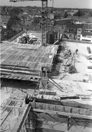 Bau eines Parkhauses in der Waldstraße auf dem ehemaligen Gelände des Kinos "Colosseum".