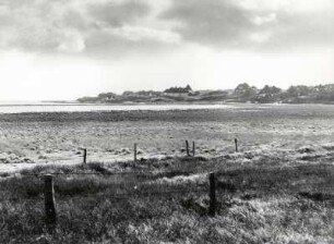 Strand auf Sylt in der Nachsaison mit Blick auf die reetgedeckten Häuser