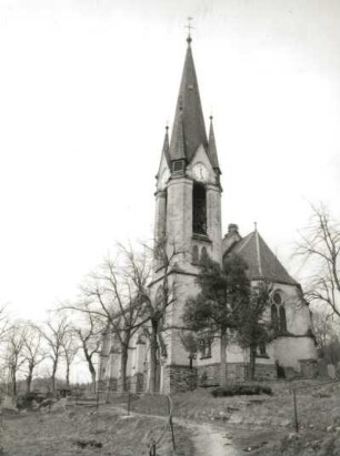 Rechenberg-Bienenmühle, Muldentalstraße 34. Dorfkirche (1899-1901). Ansicht vom Kirchhof von Südosten