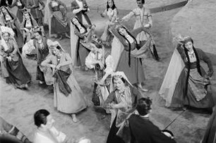 Szenenbilder aus dem Ballett "Gajaneh" von A. Chatschaturjan, Choreographie I. Gruber, mit E. Vesco, Deutsche Staatsoper Berlin, Premiere 21.10.1955