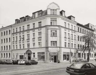 Wohnhaus mit Läden