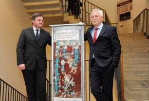 Eröffnung der Ausstellung "Weltuntergang 2012? Der Dresdner Maya-Codex und seine Entzifferung". Prof. Dr. Nikolai Grube und Prof. Dr. Thomas Bürger präsentieren das Ausstellungsplakat