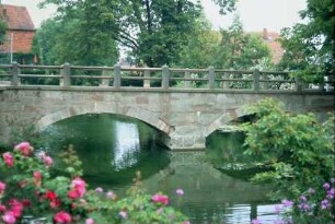 Steinbogenbrücke über den Wassergraben am Schloss
