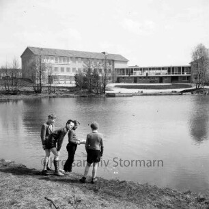 Realschule Harksheide: Fadens Tannen: Neubau vor Einweihung: davor Schulhof und Büsche: vorn Teich auf Schulgelände: rechts Gruppe Kinder