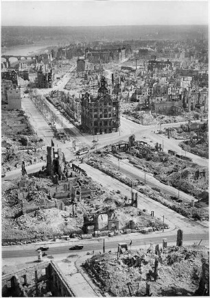 Dresden. Pirnaischer Platz nach dem Bombenangriff 1945 mit der Ruine des Kaiserpalastes