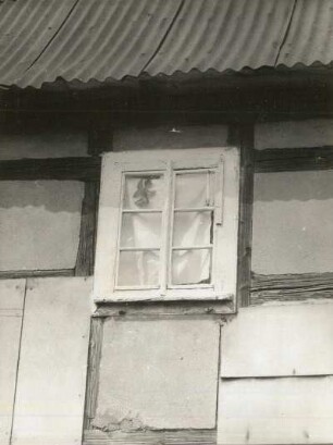 Cotta-Großcotta (Kreis Pirna) Nummer 6. Gehöft. Wohnstallhaus. Obergeschoßfenster (Traufseite)