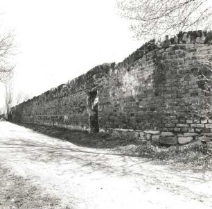 Pegau-Wiederau, Dorfplatz. Rest der Dorfmauer (Außenseite)