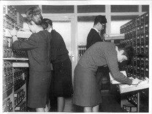 Deutsche Nationalbibliothek (DNB) Frankfurt/Main. Bibliothekare der Auskunftsabteilung bei Recherchearbeiten