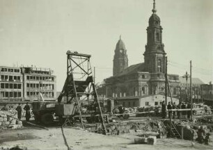 Baustelle gegen Kreuzkirche und Rathausturm