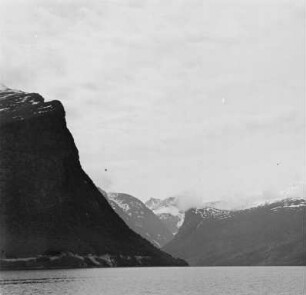 Fjord : Markante Felsformation am Rand eines Fjords.