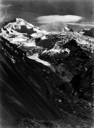 Gipfel : Blick von Süden auf die Gipfel des Ancohuma (6425 m), dritthöchster Berg Boliviens