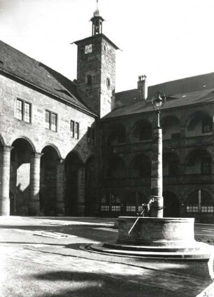 Kulmbach, Plassenburg : Kulmbach. Plassenburg "Schöner Hof". Blick in die Nordost-Ecke über den Laternenbrunnen