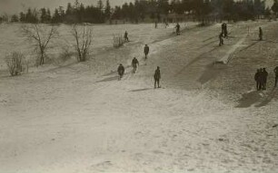 Wintersport im Erzgebirge. Schellerhau. Kinder des Landheimes des Meißener Realgymnasiums am Ski-Übungshang